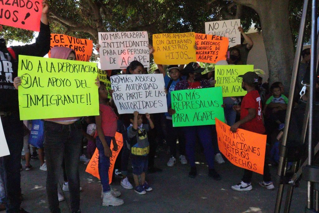 Tijuana.- Around 300 migrants have protested in the courtyard of the State Attorney General's Office (FGE). Today the migrants from the Ágape shelter run by Pastor Alberto Rivera